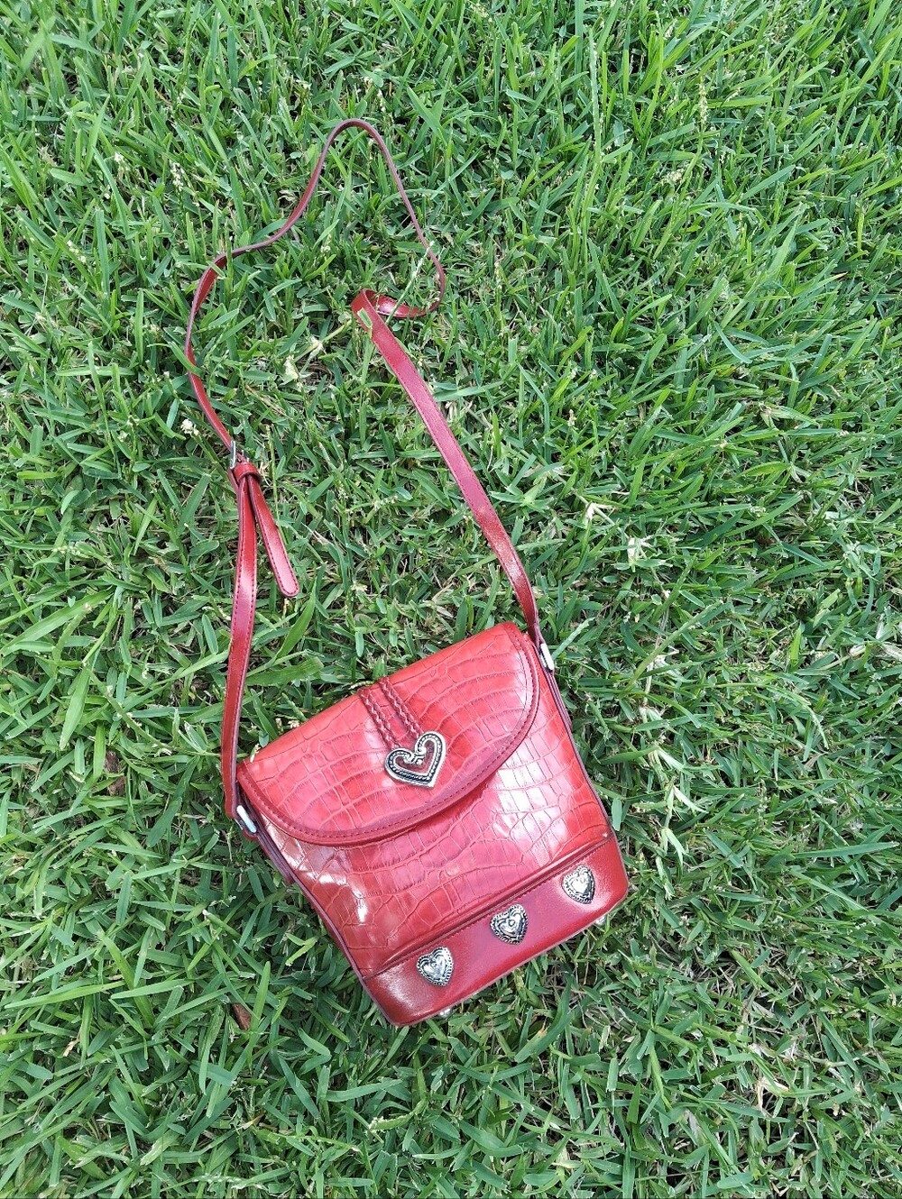 GORGEOUS RED FAUX CROC STYLE EMBOSSED PURSE. VIBRANT SILVER TONE HARDWARE.
